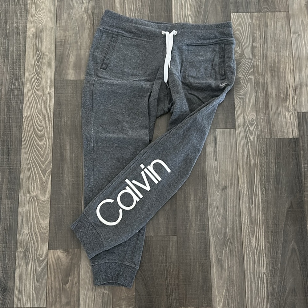 Calvin Klein Womens Solid Cut Off Logo Crop Slim Fit Sweatpant